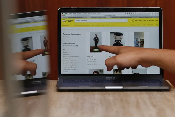 Souvenirs de Bolsonaro e Haddad bombam na web. Tem bibelô de R$ 250