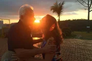 Cid Moreira e a viúva, Fátima Sampaio, trocam carinho ao por do sol