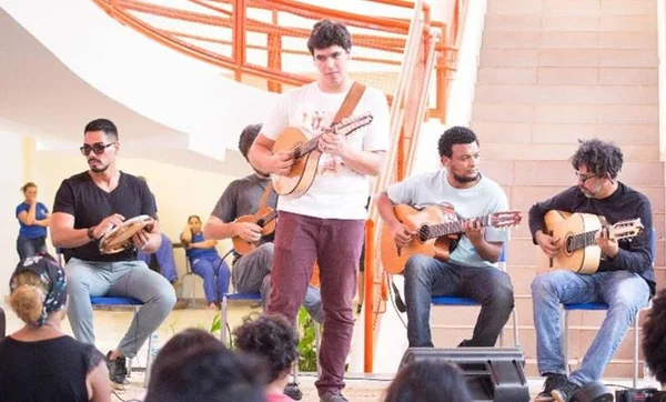 Ian Coury encerra turnê por escolas públicas com show no Guará