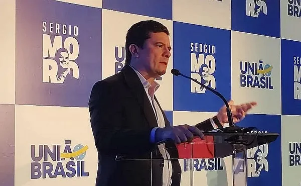 O ex-juiz Sérgio Moro discursa em evento do União Brasil num pulpito, visto de lado - Metrópoles