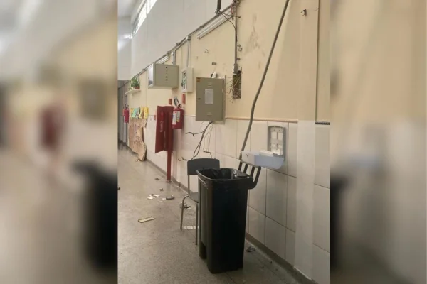 imagem colorida mostra corredor de escola vandalizado após invasão de criminosos - metrópoles