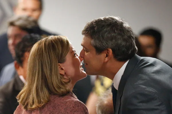 Lindbergh e Gleisi pedem inclusão de “Lula” em nome parlamentar