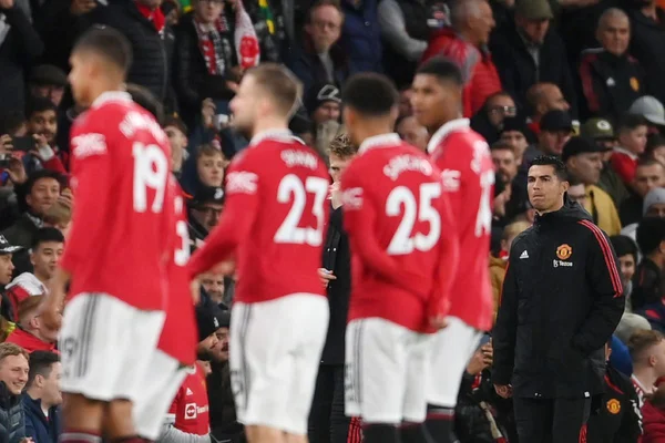 CR7 não entra em campo e se irrita em vitória do United sobre o Tottenham