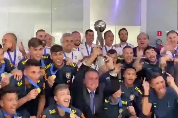 Vídeo. Bolsonaro parabeniza jogadores campeões mundiais sub-17