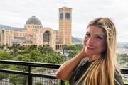 Adryana Ribeiro posa durante visita ao santurário de Aparecida