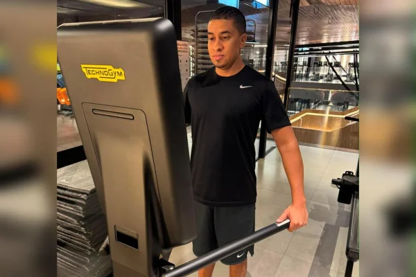 O personagem Guilherme Isidoro em um aparelho na academia. Ele descobriu uma doença rara após sentir fortes dores no quadril. Metrópoles