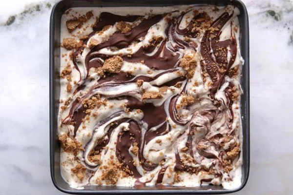 Torta de avelã com sorvete