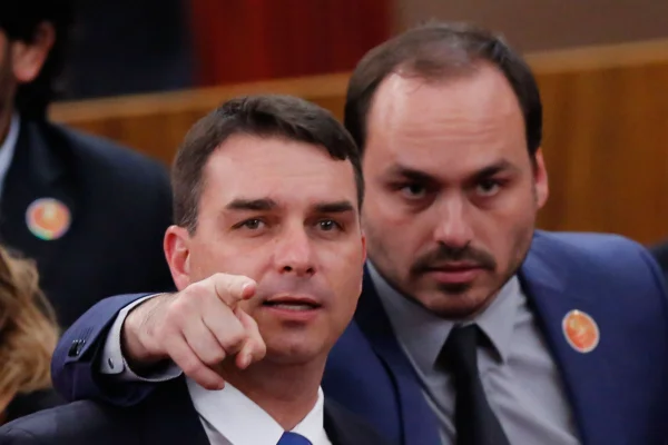 Flávio Bolsonaro diz que investigação é para atingir novo governo