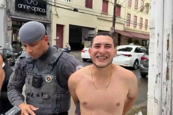 Homem é preso após esfaquear o pai e tentar matar a própria esposa em SP - destaque galeria Homem é preso após esfaquear o pai e tentar matar a própria esposa em SP - destaque galeria
