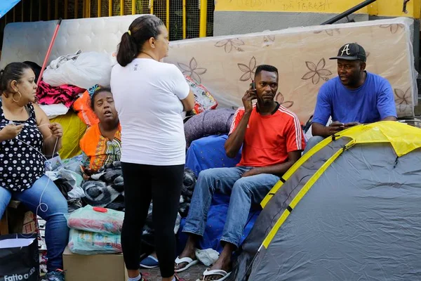 Moradores de prédio que desabou em SP dormem na rua e relatam furtos