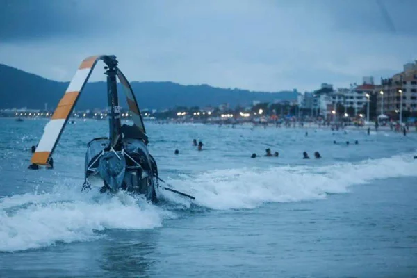 Banhistas relatam correria e desespero após helicóptero cair em SC