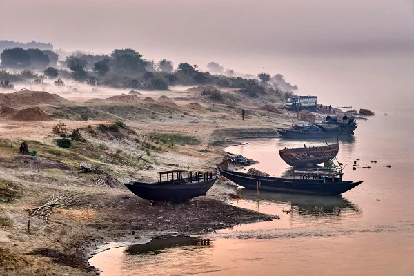 Imagem colorida mostra barcos atracados no rio Ganges, na Índia - Metrópoles