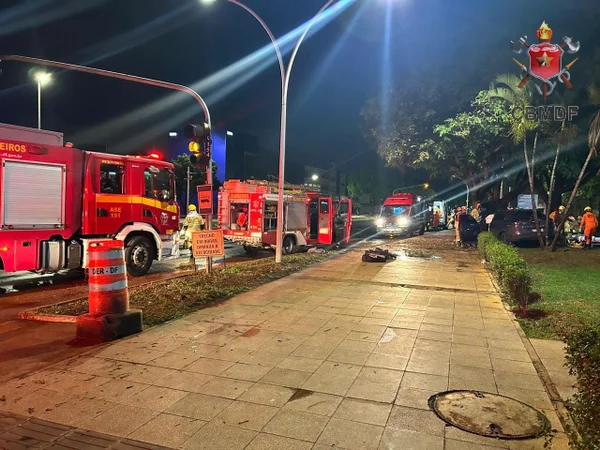 Duas pessoas ficam feridas após carro bater contra árvore na Asa Sul