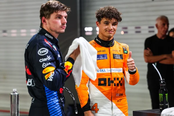 Foto colorida de Max Verstappen ao lado de Lando Norris após o treino de classificação para o GP de Singapura de Fórmula 1 - Metrópoles