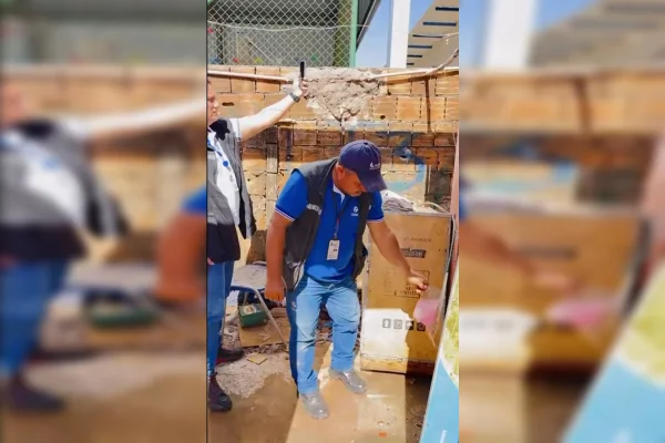 Imagem colorida de um funcionário da Caesb, vestido com camiseta e calça azuis, analisando um encanamento de água