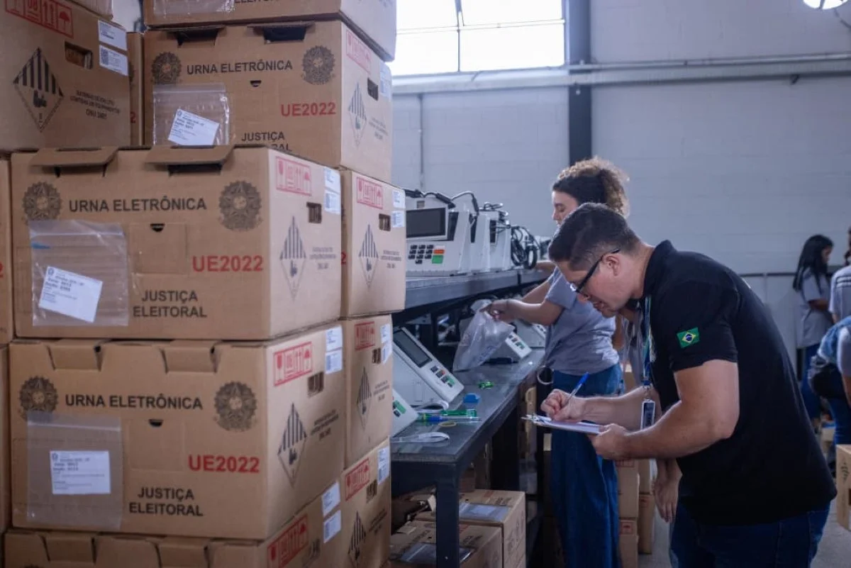TRE-DF inicia carga e lacração de mais de 6 mil urnas para eleições TRE-DF inicia carga e lacração de mais de 6 mil urnas para eleições