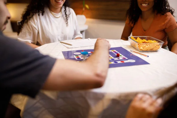 Foto colorida de pessoas jogando board games - Metrópoles