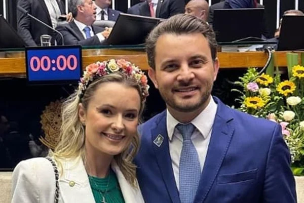 Imagem colorida mostra a adeputada julia zanatta junto ao marido na Câmara - Metrópoles