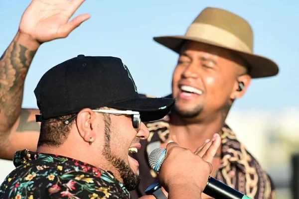 Léo Santana aposta em feat com Barões da Pisadinha para hit do verão