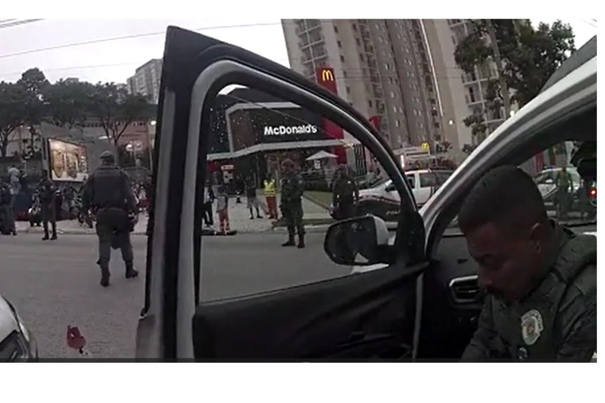 Após ferir mortalmente vítima, policial esboçou aparente arrependimento Após ferir mortalmente vítima, policial esboçou aparente arrependimento