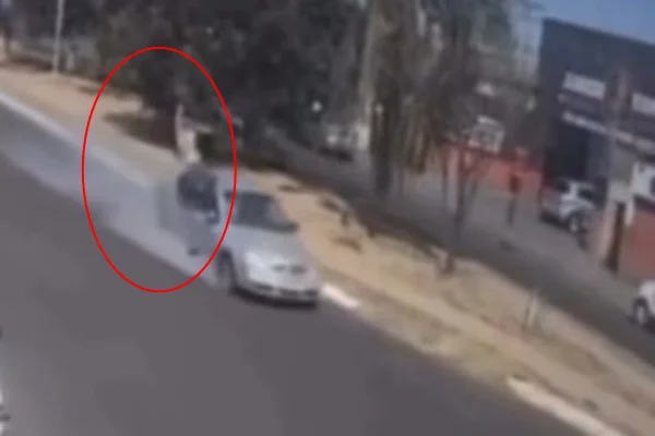 Câmeras flagram idosa atropelada e lançada no meio da rua
