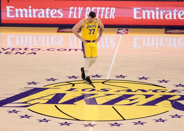 Imagem colorida do jogador dos Los Angeles Lakers, Luka Doncic - Metrópoles