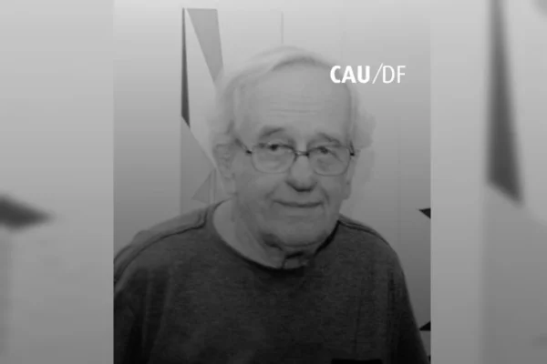 Imagem em preto e branco de homem com camiseta