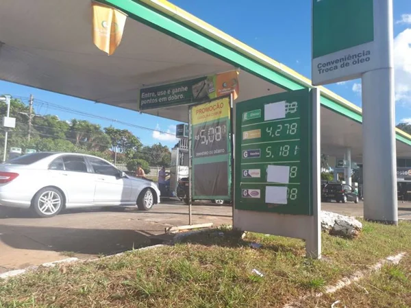 Além de pegar filas, brasilienses podem pagar mais caro pela gasolina