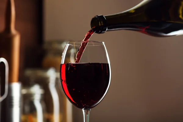 Dieta à base de uma garrafa de vinho e ovo viraliza; nutri avalia