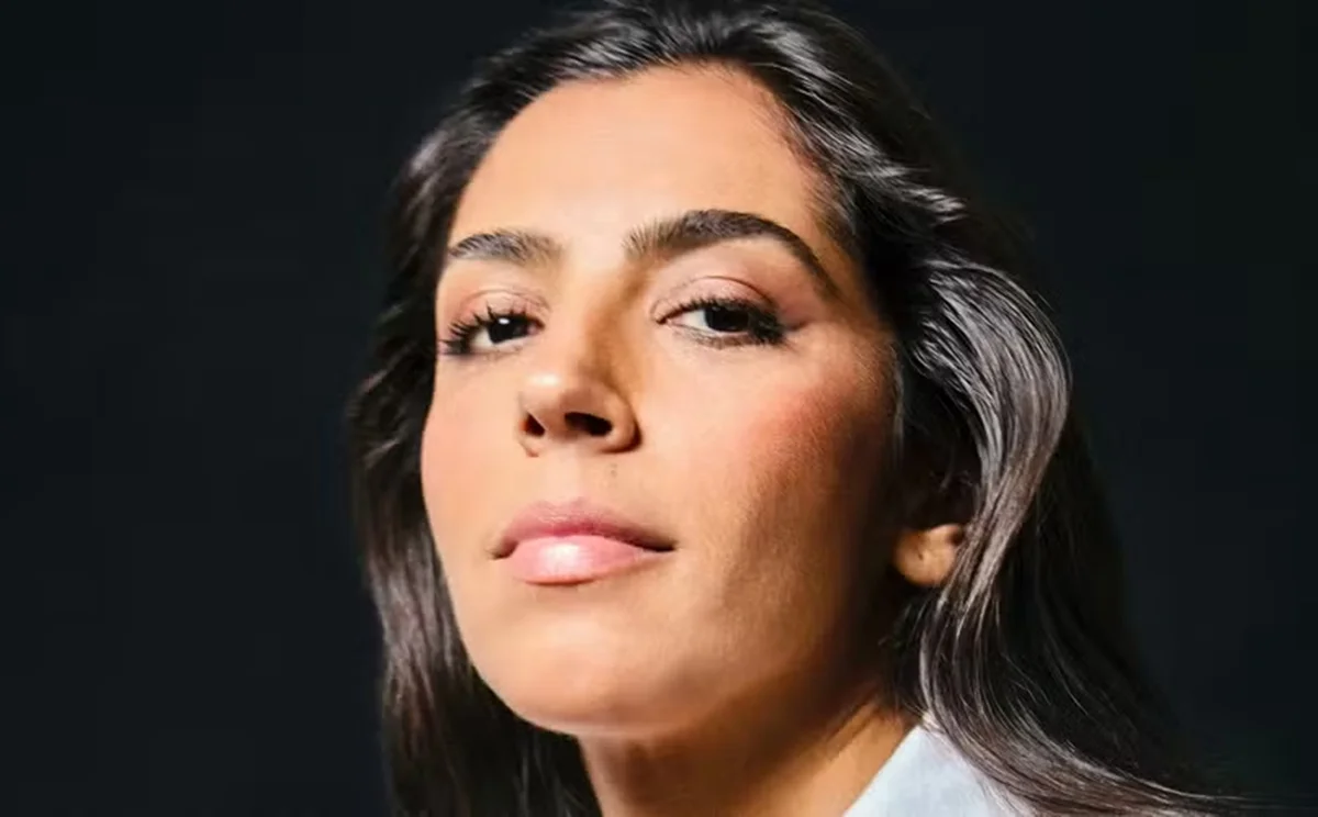 Benedita Casé, filha de Regina Casé, em clore no rosto - Metrópoles