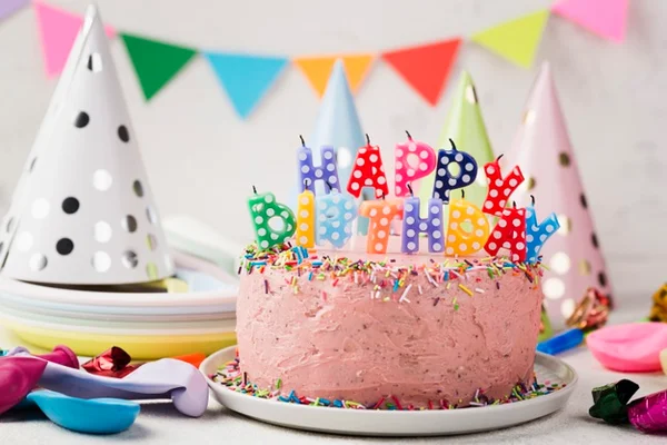 Bolo de aniversário e docinhos