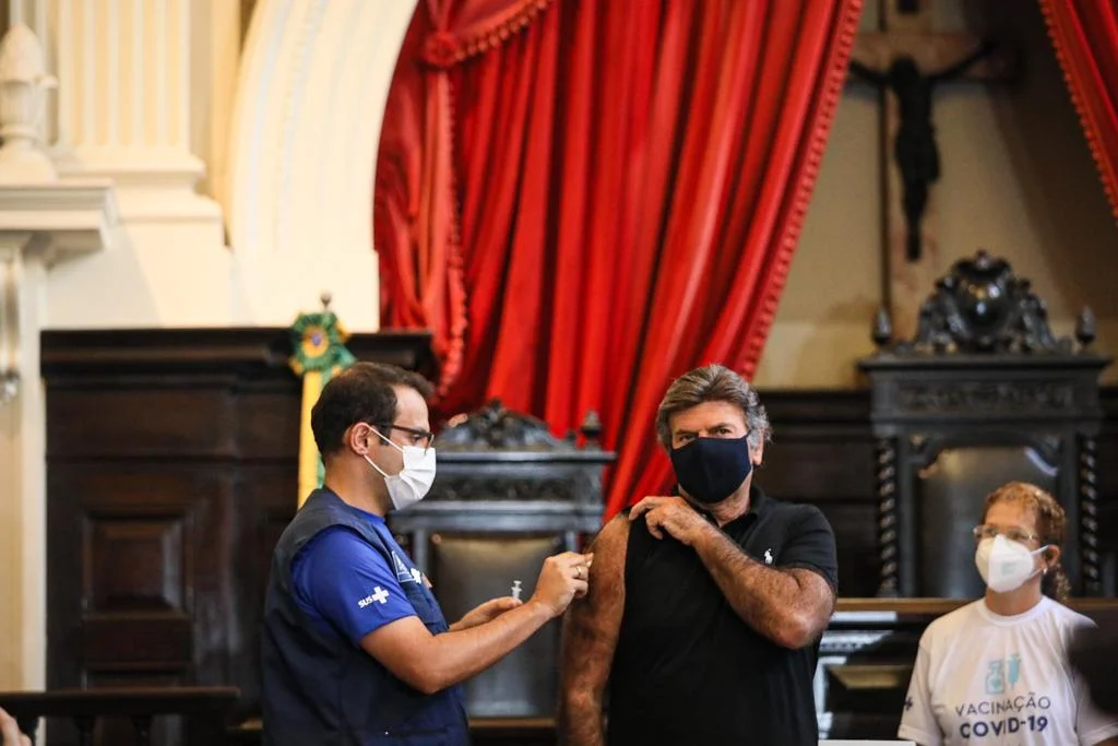 Presidente do Supremo Tribunal Federal (STF) e do Conselho Nacional de Justiça (CNJ), ministro Luiz Fux, 67 anos toma primeira dose da vacina contra a Covid-19 nesta sexta feira santa no Museu da Justiça, Centro do Rio. Foto: Aline Massuca/ Metrópoles Presidente do Supremo Tribunal Federal (STF) e do Conselho Nacional de Justiça (CNJ), ministro Luiz Fux, 67 anos toma primeira dose da vacina contra a Covid-19 nesta sexta feira santa no Museu da Justiça, Centro do Rio. Foto: Aline Massuca/ Metrópoles