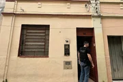Ela estava em casa quando foi presa Ela estava em casa quando foi presa