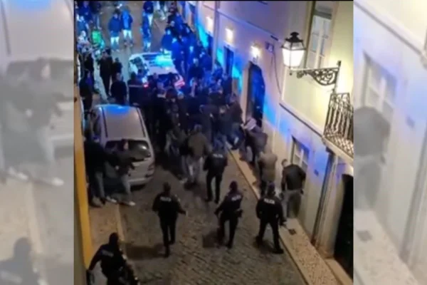Torcedores do Borussia Dortmund durante confusão em Lisboa