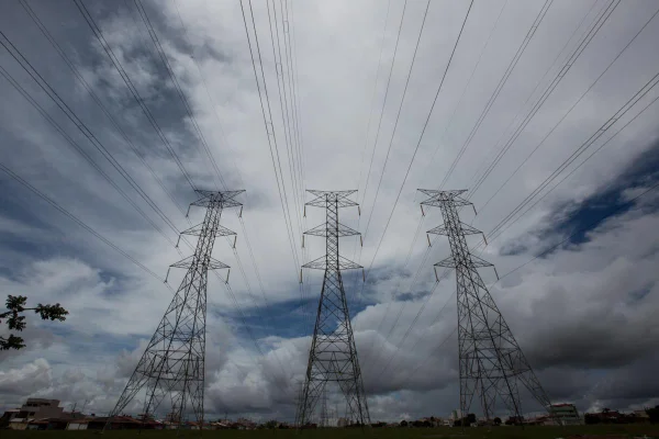 Linhas de transmissão de energia em horizonte com cidade ao fundo - Metrópoles