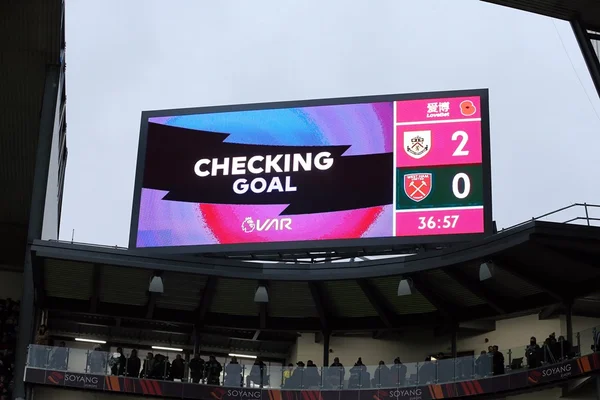 “VAR melhorar?” Times da Premier League pedem mudanças no sistema
