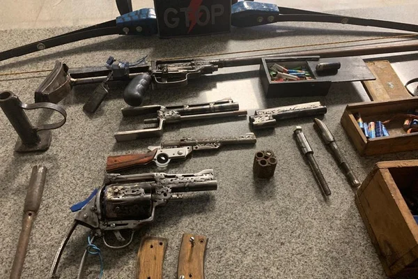 Polícia Militar descobre fábrica de armas artesanais no DF
