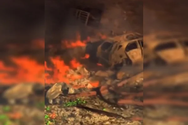 Imagem colorida de incêndio em carro