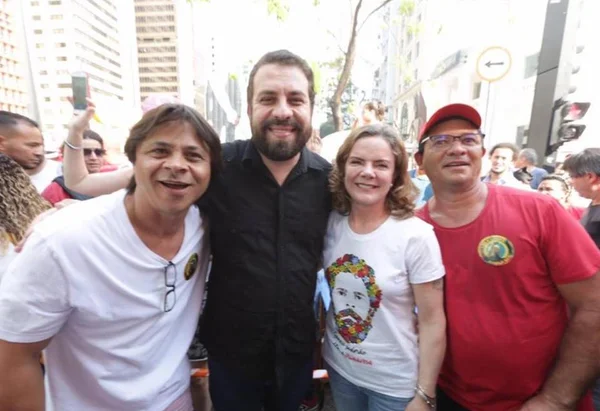 Gleisi, Haddad e Suplicy participam de ato por Lula em São Paulo