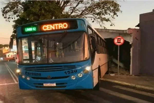 Ônibus invade casa em Rio Verde, Goiás, após motorista passar mal ao volante