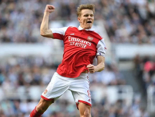 Arsenal derrota Newcastle e fica a um ponto do líder Manchester City