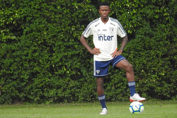 São Paulo rescinde com Calazans, que promete processar o clube