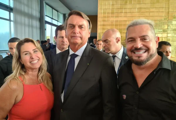 Ex-paquita Andréa Sovetão e o marido, o cantor Conrado se encontraram com o presidente Jair Bolsonaro no Palácio da Alvorada