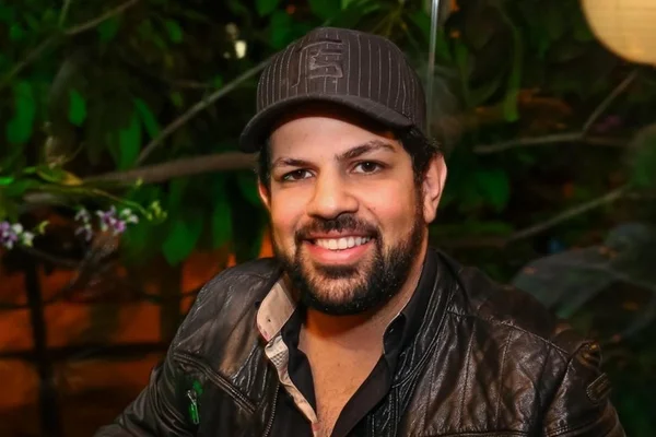 Cantor Sorocaba de Boné