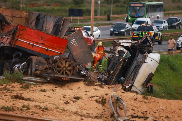 Carreta tomba, atinge quatro veículos e interdita rodovia no DF