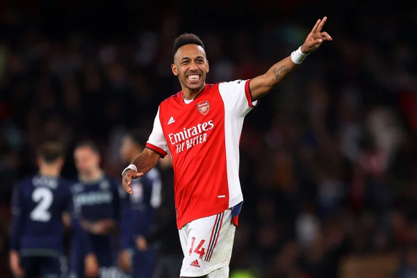 Barcelona anuncia contratação de Aubameyang até junho de 2025