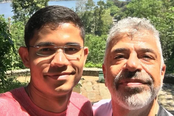 Lindos! Clebson mostra beijão em Lulu Santos: “Te amo mais que tudo”