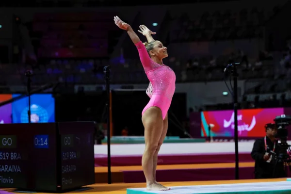 Flávia Saraiva na disputa da trave no Mundial de Ginástica Artística - Metrópoles