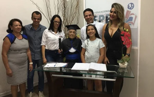 Idosa completa 100 anos e ganha festa no Lar dos Velhinhos