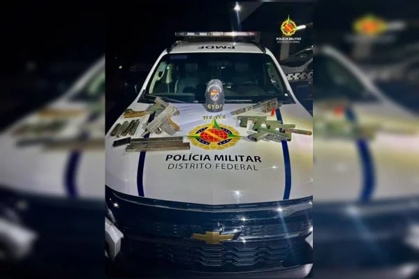 Foto colorida de armas caseiras em cima de capô de viatura da policiai militar do distrito federal